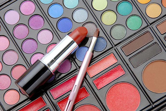 なぜ化粧品メーカーは 百貨店で高い化粧品を販売するのか